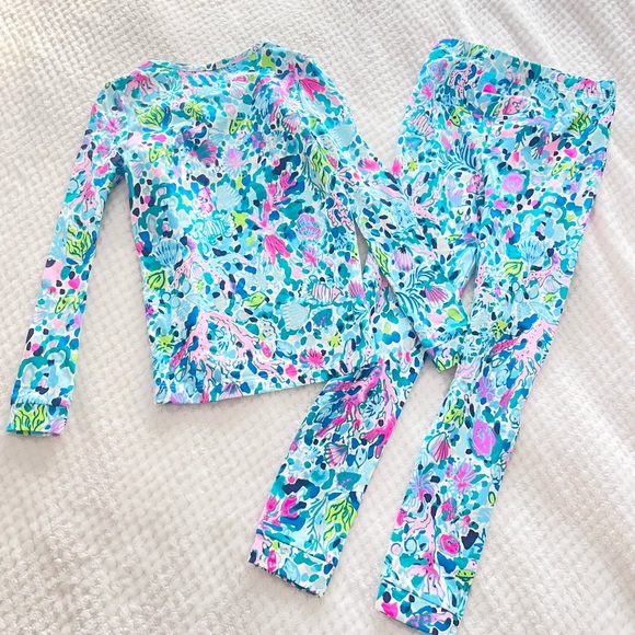 Lilly Pulitzer Girls Mini Sammy Pajama Set in Multi Dive Bar - Picture 3 of 6